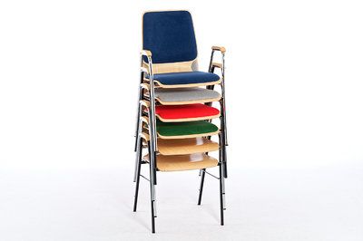 Stapelbare Armlehnenstühle mit Rückenpolster